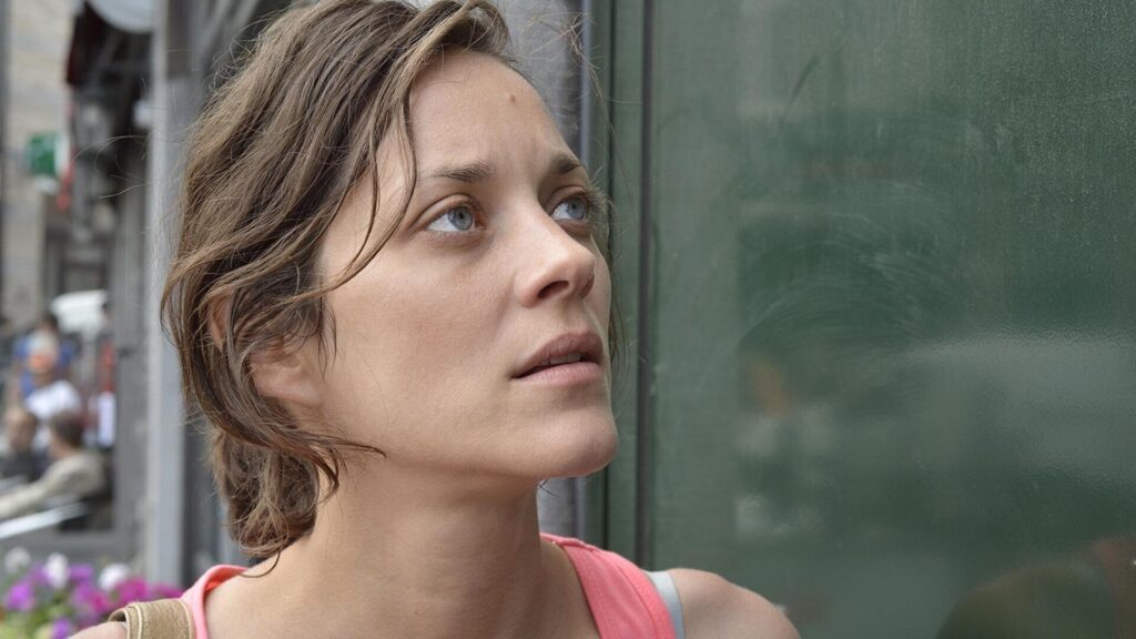 MARION COTILLARD in DEUX JOURS, UNE NUIT (c) The Movie Database (TMDB)