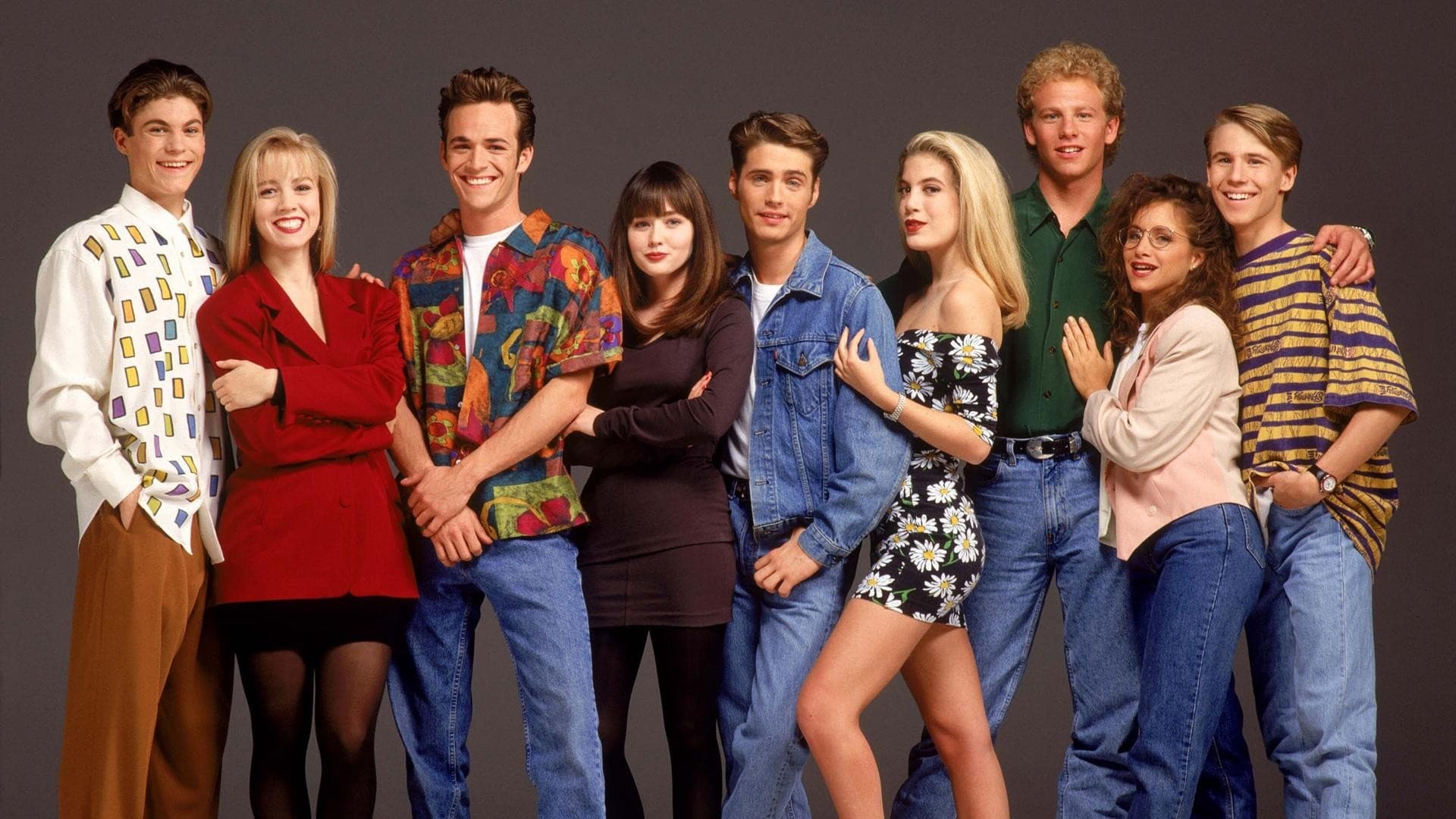 JASON PRIESTLEY (midden) en GABRIELLE CARTERIS (2de van rechts) (c) The Movie Database (TMDB)