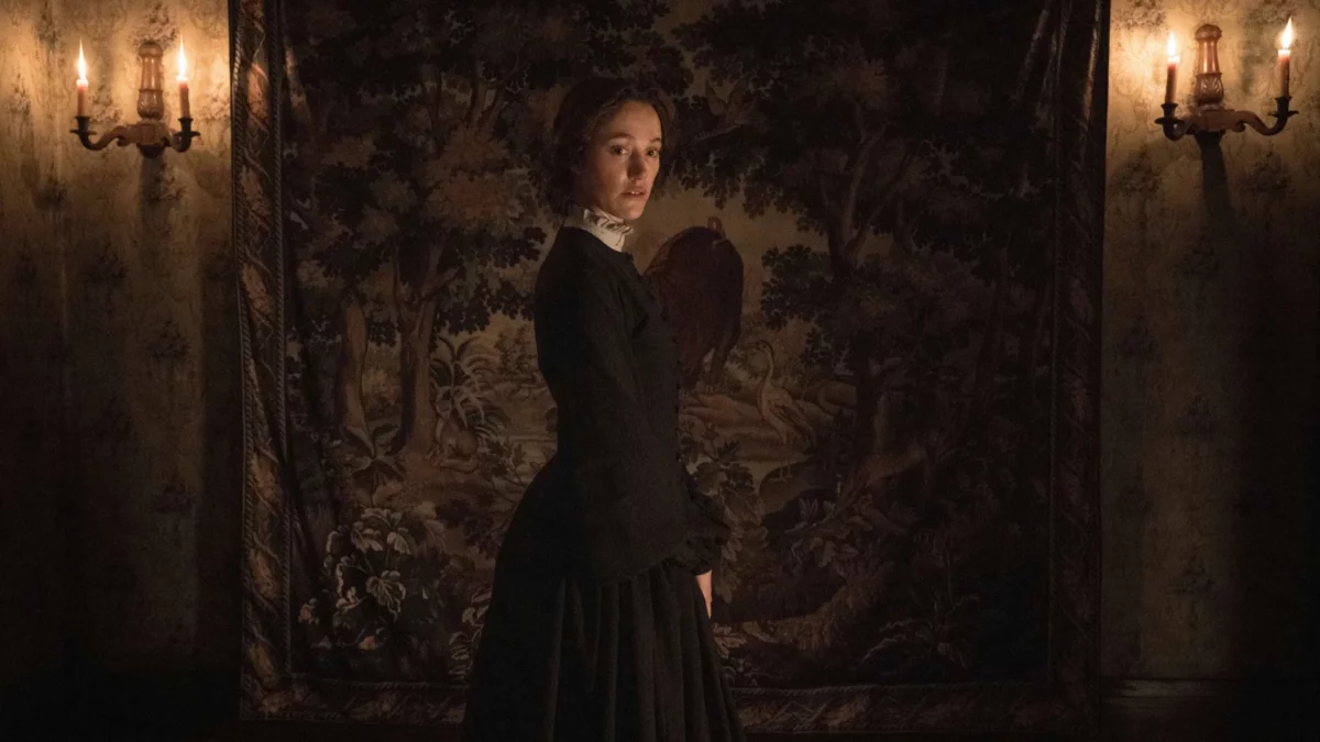 Maika Monroe draait door in de teaser van Victorian Psycho