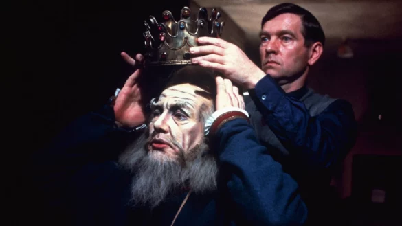 THE DRESSER (c) The Movie Database (TMDB)